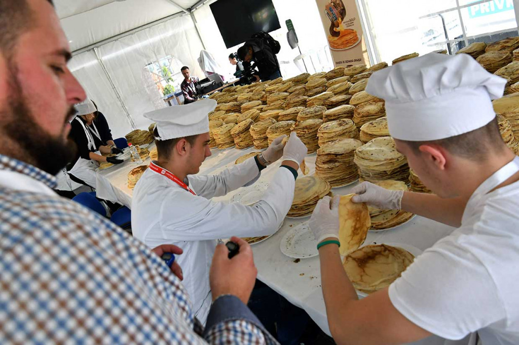 Sementara itu, panekuk tersebut akan dibagikan kepada warga Bosnia-Herzevovina dan pencari suaka di barak Usivak di Sarajevo melalui satu organisasi kemanusiaan.