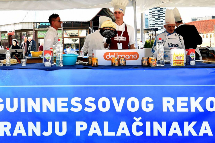 Dalam kegiatan Festival Pariwisata Sarajevo di Ibu Kota Bosnia-Herzegovina, Sarajevo, hampir 140 juru masak berhasil menyajikan 12.874 panekuk, memecahkan rekor sebelumnya di Guinnes World Record yang dipegang juru masak Rusia dengan 12.716 panekuk yang disiarkan dalam delapan jam.