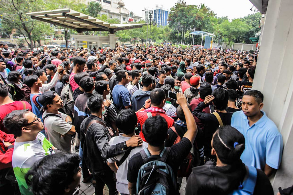 Mereka kecewa karena PSSI mengubah sistem penjualan tiket Garuda Nusantara vs Jepang dari offline menjadi online. Menurut PSSI perubahan tersebut untuk menghindari antrean panjang calon suporter serta demi keamanan dan kenyamanan bersama.