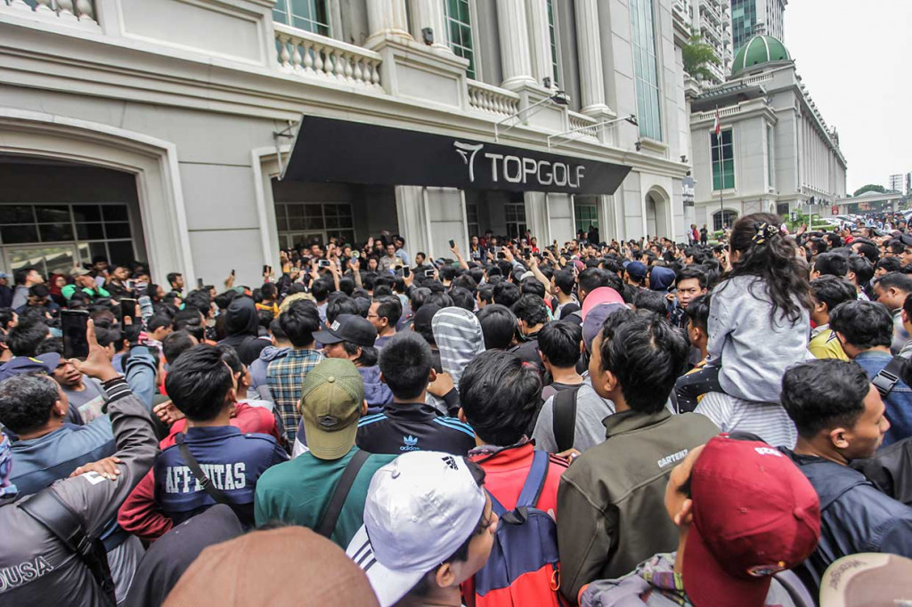 Ratusan suporter antre untuk mendapatkan tiket pertandingan perempat final Piala Asia U-19 antara Indonesia dan Jepang di The Bellezza Permata Hijau, Jakarta, Sabtu, 27 Oktober 2018.