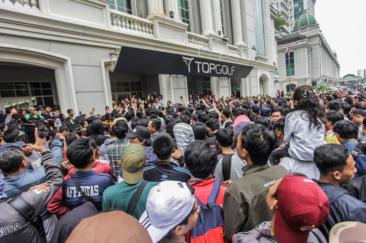 Ratusan suporter antre untuk mendapatkan tiket pertandingan perempat final Piala Asia U-19 antara Indonesia dan Jepang di The Bellezza Permata Hijau, Jakarta, Sabtu, 27 Oktober 2018.