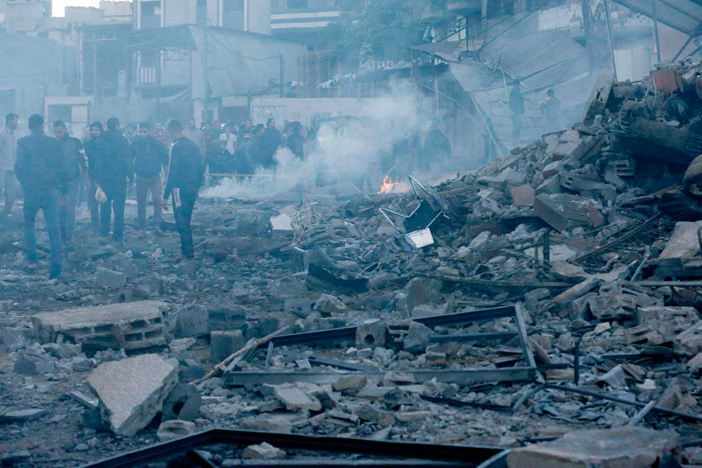 Asap mengepul dari bangunan yang hancur terkena serangan udara Israel di Kota Gaza, Sabtu, 27 Oktober 2018.