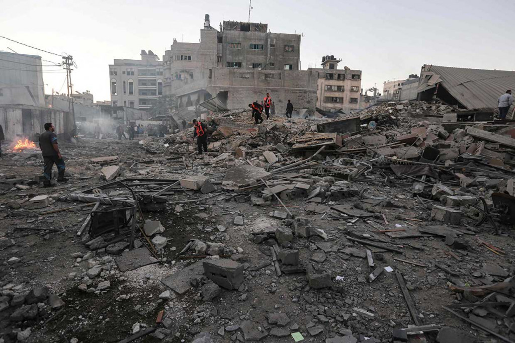 Pesawat jet tempur dan helikopter menggempur sasaran di Jalur Gaza selama lebih dari dua jam, termasuk lokasi Gerakan Perlawanan Islam (HAMAS).