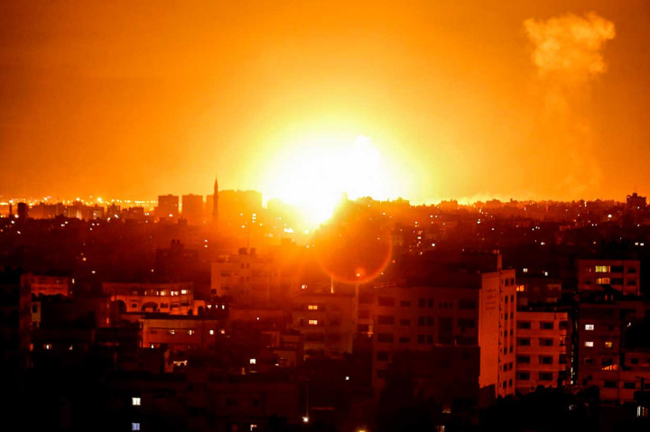 Militer Israel mengatakan di akun Twitter bahwa 14 roket telah ditembakkan dari Jalur Gaza ke arah Israel sejak Jumat (26 Oktober) larut malam, tapi delapan roket dicegat oleh sistem pertahanan udara Iron Domenya.