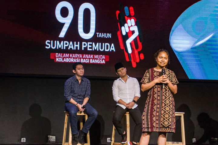 Co-Founder Ruangguru Belva Devara (kiri), Wakil Bupati Trenggalek Muhammad Nur Arifin (tengah), aktivis muda Indonesia Timur Hanna Keraf menjadi pembicara dalam diskusi forum pemuda 2018 di Jakarta, Sabtu, 27 Oktober 2018.