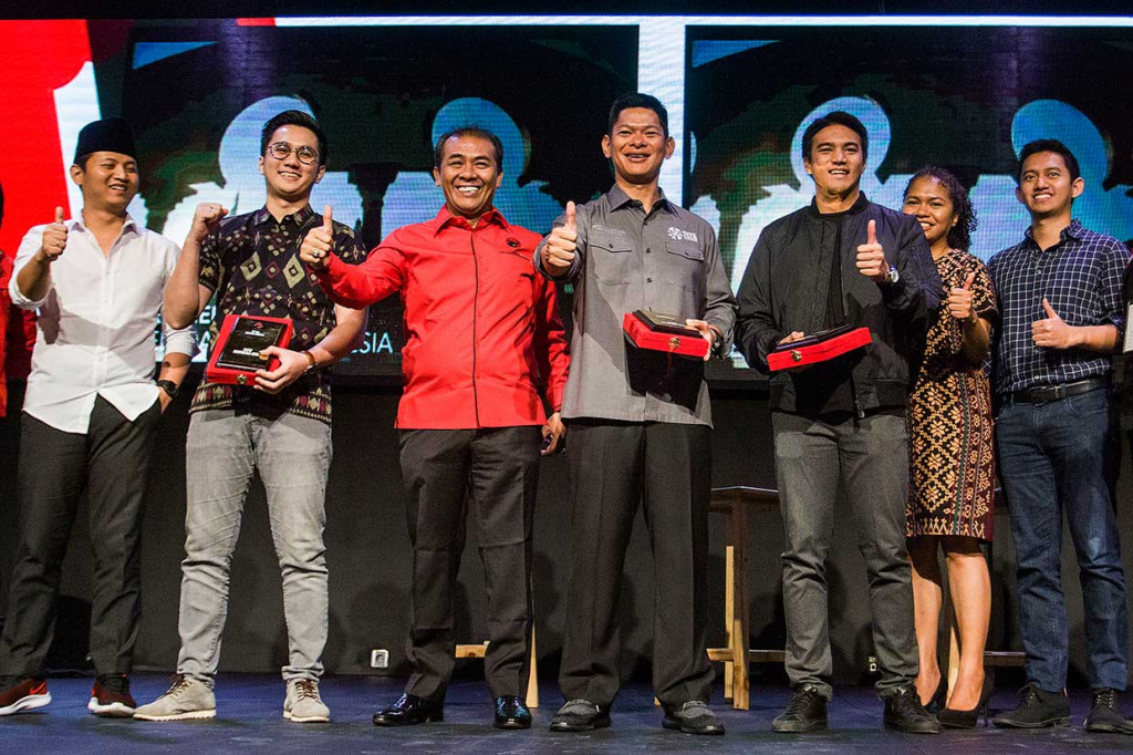 (Dari kiri) Wakil Bupati Trenggalek Muhammad Nur Arifin, Co-Founder dan CEO situs Qlapa.com Benby Fajarai, Ketua DPP PDIP Bidang Pemuda Olahraga Sukur Nababan, Ketua INAPGOC Raja Sapta Oktohari, Atlet Perenang Garin Nathaniel, Aktivis muda Indonesia Timur Hanna Keraf, Co-Founder Ruangguru Belva Devara berfoto bersama usai menjadi pembicara dalam diskusi forum pemuda 2018.