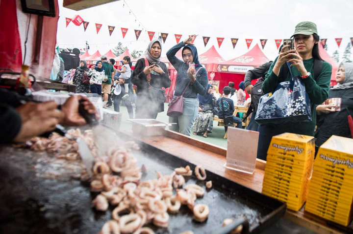 Bermacam kuliner disajikan dalam festival yang berlangsung pada 27-27 Oktober tersebut.