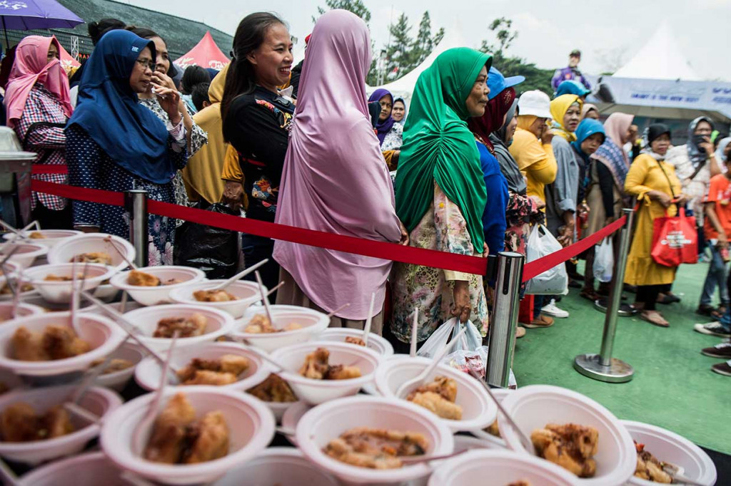 Ratusan pengunjung mengantre 10 ribu porsi batagor gratis saat Pucuk Coolinary Festival di Bandung.