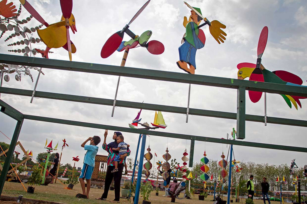 Ratusan kincir angin berbagai jenis dari ukuran mulai yang kecil hingga terbesar dipamerkan dalam acara yang berlangsung hingga 28 Oktober tersebut.