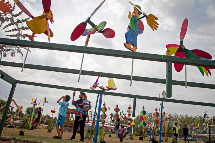 Ratusan kincir angin berbagai jenis dari ukuran mulai yang kecil hingga terbesar dipamerkan dalam acara yang berlangsung hingga 28 Oktober tersebut.