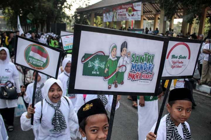 Santri mengikuti Kirab Santri dan Jalan Sehat Sahabat Santri di alun-alun Sidoarjo, Jawa Timur. Acara yang dihadiri ribuan santri ini mengambil tema