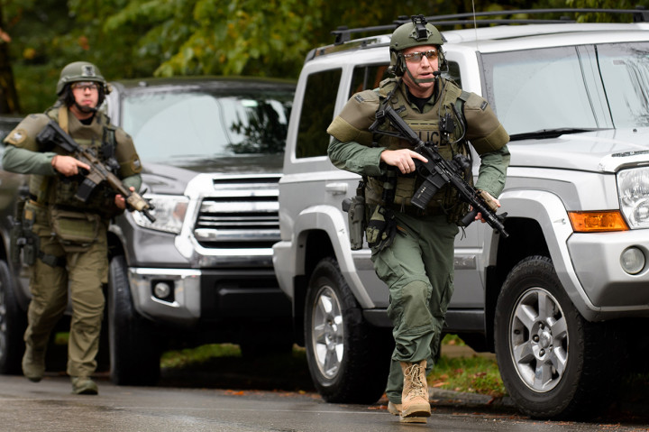 Seorang pria melepaskan tembakan saat umat Yahudi sedang mengikuti upacara pemberian nama bayi di sinagoge.