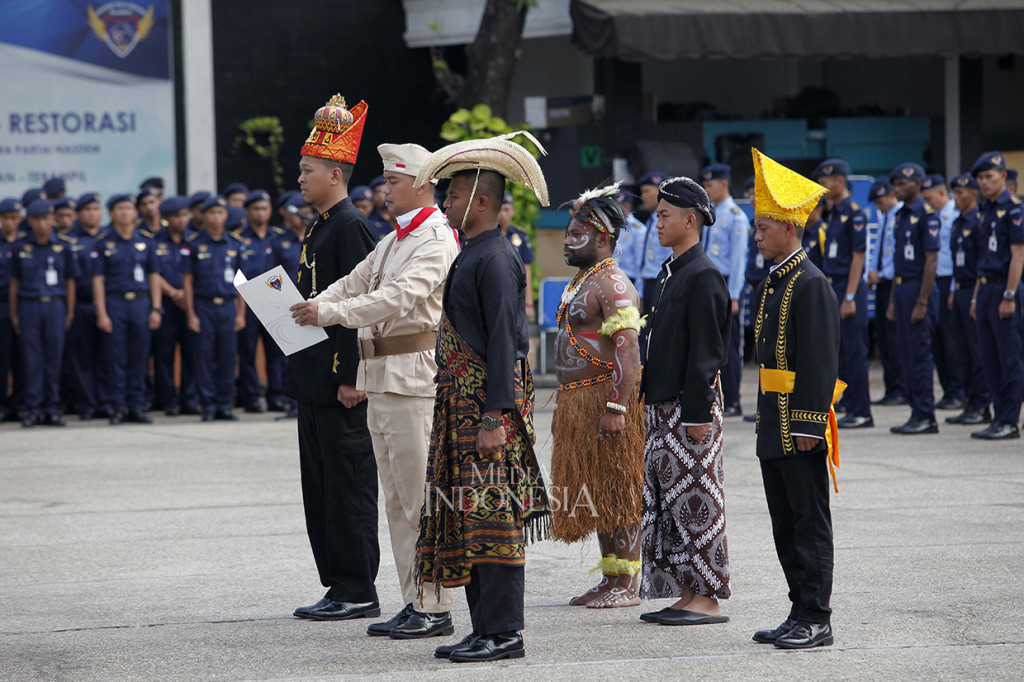 Siswa Akademi Bela Negara Partai NasDem dengan menggunakan pakaian adat berbagai daerah membacakan teks naskah Sumpah Pemuda ketika mengikuti upacara peringatan Sumpah Pemuda di Kampus ABN Partai NasDem, Jakarta.
