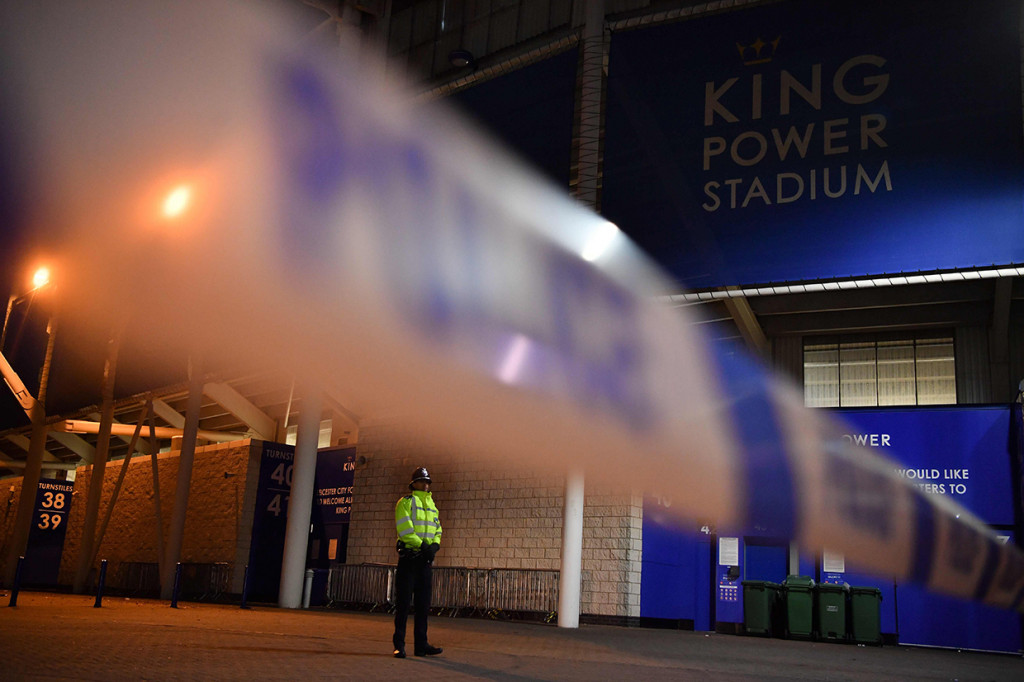 Helikopter milik bos klub sepakbola Leicester City, Vichai Srivaddhanaprabha jatuh di luar stadion King Power, Inggris. 