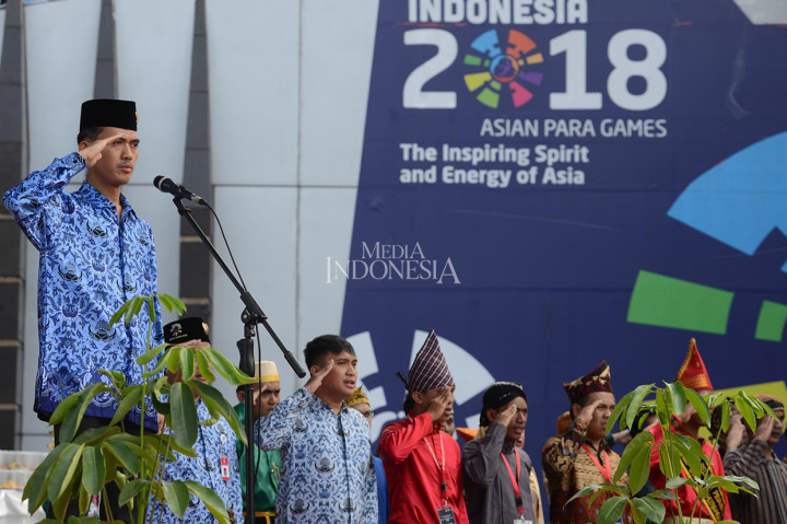 Deputi Bidang Pengembangan Pemuda Kemenpora, Asrorun Ni'am Sholeh (tengah) menjadi pemimpin upacara pada acara peringatan 90 tahun Sumpah Pemuda di Komplek Kemenpora, Jakarta.