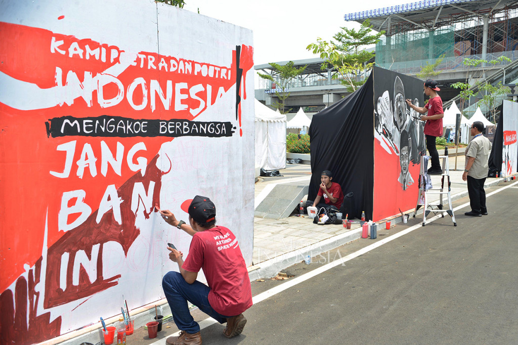 Komunitas Mural saat berpatisipasi pada acara puncak peringatan peringatan 90 tahun Sumpah Pemuda di GOR Rawamangun, Jakarta.