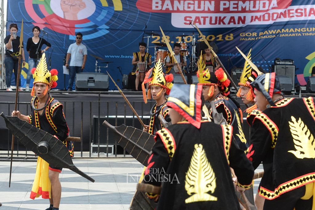 Para Penari daerah Nias turut meramaikan pada acara puncak peringatan peringatan 90 tahun Sumpah Pemuda di GOR Rawamangun, Jakarta.