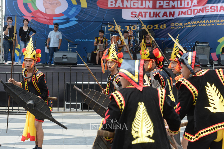 Para Penari daerah Nias turut meramaikan pada acara puncak peringatan peringatan 90 tahun Sumpah Pemuda di GOR Rawamangun, Jakarta.