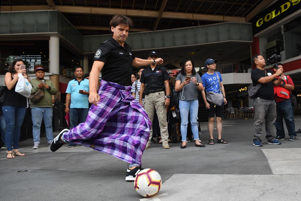Duta LaLiga Fernando Morientes, mengenakan sarung, menendang bola saat 'meet and greet' dan nonton bersama pertandingan 'El Clasico' di Surabaya, Jawa Timur.