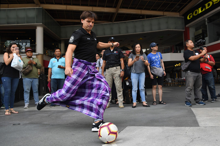 Duta LaLiga Fernando Morientes, mengenakan sarung, menendang bola saat 'meet and greet' dan nonton bersama pertandingan 'El Clasico' di Surabaya, Jawa Timur.