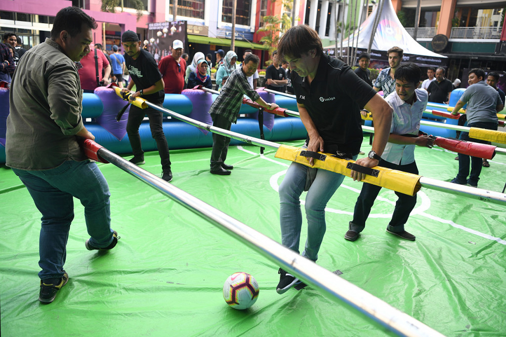 Duta LaLiga Fernando Morientes (tengah) bermain bola dalam ring dengan para penggemarnya saat 'meet and greet' dan nonton bersama pertandingan 'El Clasico' di Surabaya, Jawa Timur.