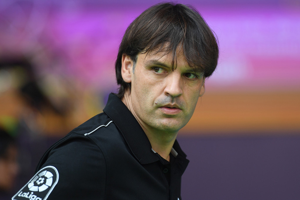 Duta LaLiga Fernando Morientes bersiap-siap menendang bola ketika bermain tendangan halilintar saat 'meet and greet' dan nonton bersama pertandingan 'El Clasico' di Surabaya, Jawa Timur.