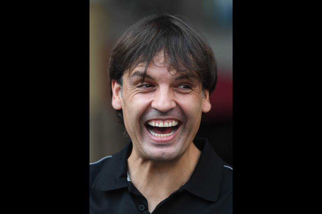 Ekspresi Duta LaLiga Fernando Morientes ketika bermain tendangan halilintar saat 'meet and greet' dan nonton bersama pertandingan 'El Clasico' di Surabaya, Jawa Timur.