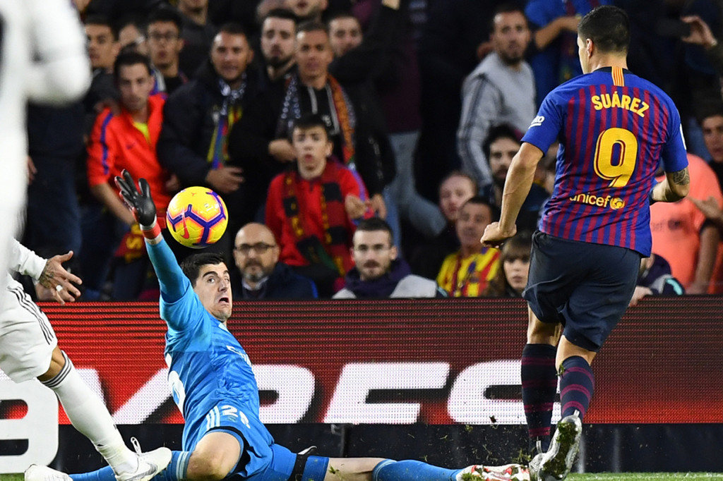 Luis Suarez mencatat hat-trik saat menjebol gawang Real Madrid pada menit ke-30 melalui titik penalti, menit ke-75, dan ke-83. Afp Photo/Gabriel Bouys 