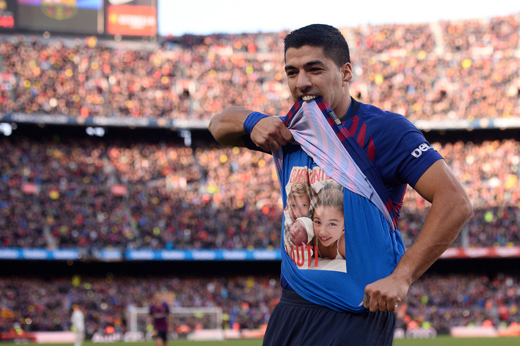 Luis Suarez melakukan selebrasi usai menjebol gawang Real Madrid dalam laga El Clasico Liga Spanyol di Camp Nou. Afp Photo/Josep Lago