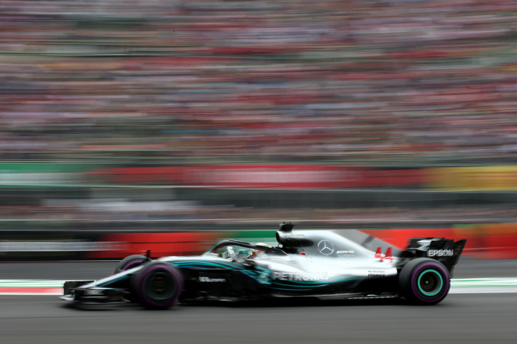 Meski finis di urutan keempat, hasil ini sudah cukup membuat Hamilton meraih gelar juara dunia kelima menyamai rekor Juan Manuel Fangio. Pebalap Inggris itu hanya berjarak dua gelar dari rekor terbanyak yang dipegang Michael Scumacher. Afp Photo/Charles Coates