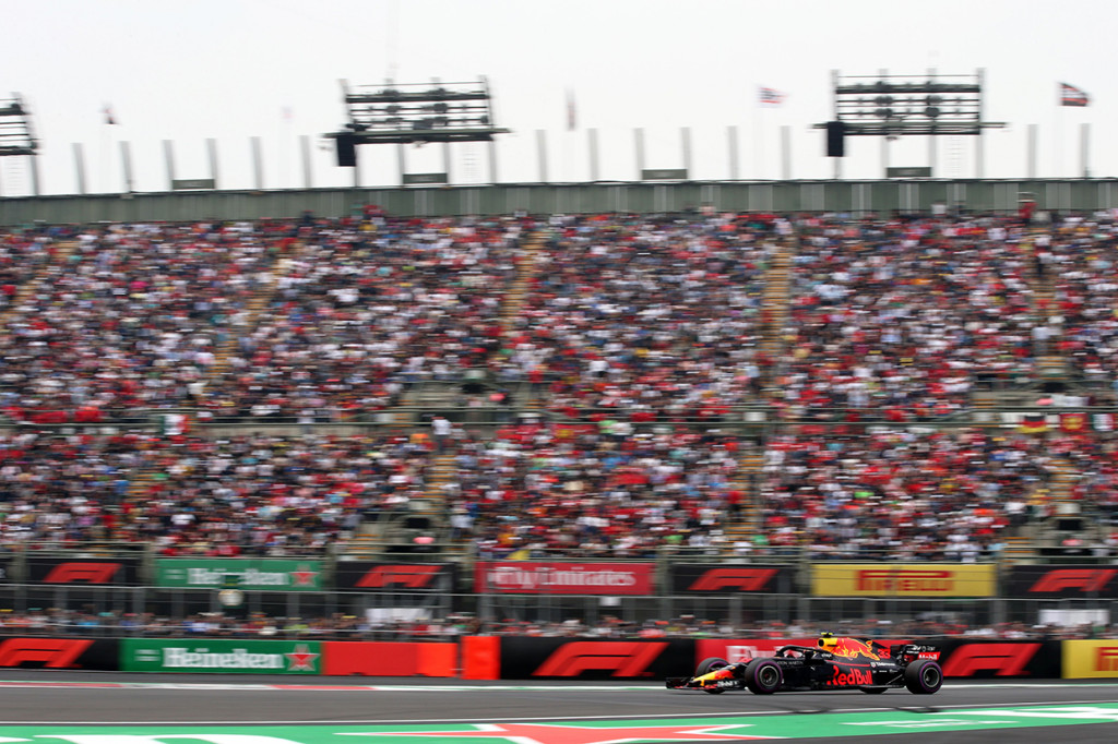 Verstappen unggul 7,316 detik atas Sebastian Vettel (Ferrari) yang tampil sebagai runner-up dan 49,914 detik dari Kimi Raikkonen (Ferrari) di urutan ketiga. Afp Photo/Charles Coates