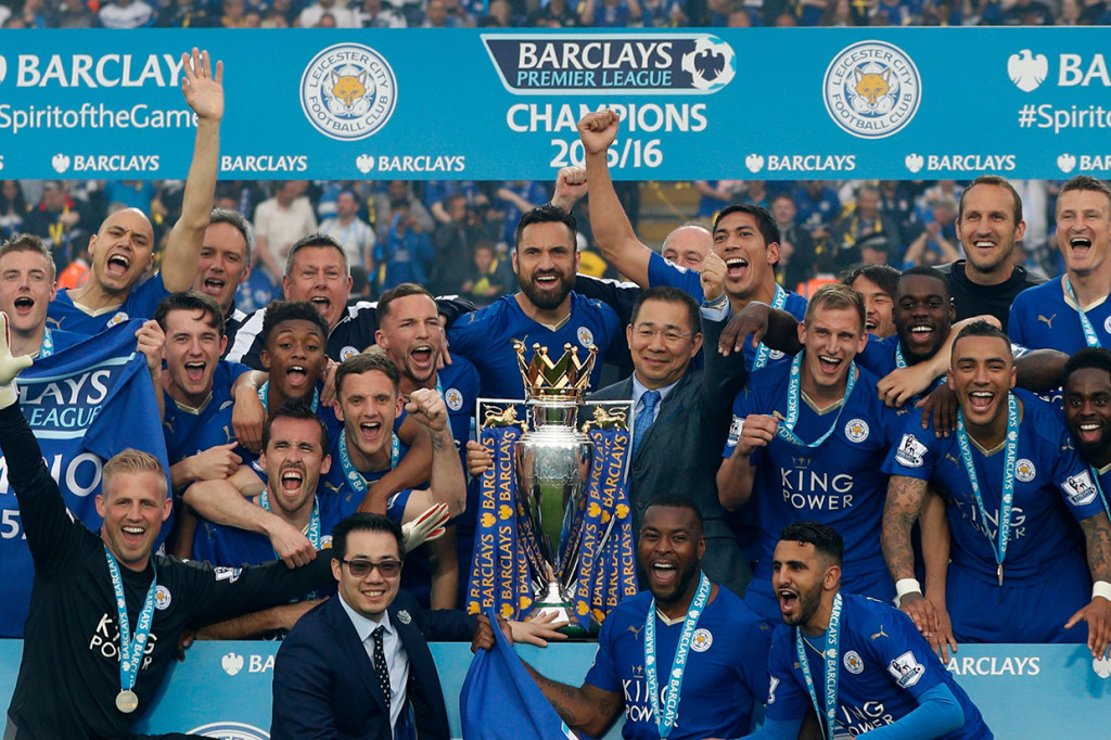 Salah satu yang mungkin akan selalu dikenang para pendukung dan publik sepak bola dunia adalah jasa Vichai membuat Leicester City menjadi juara Liga Inggris musim 2015-2016. Afp Photo/Adrian Dennis
