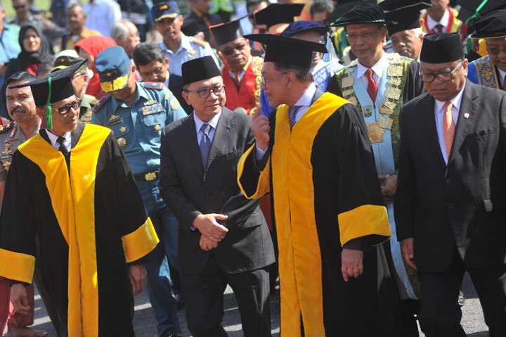 Mantan Wakil Perdana Menteri Malaysia, Dato' Seri Anwar Ibrahim (kedua kanan), bersama Ketua MPR Zulkifli Hasan (kedua kiri), Ketua DPD Oesman Sapta Odang (kanan), dan Gubernur Sumbar Irwan Prayitno (kiri), sebelum mengikuti Rapat Senat Terbuka, Penganugerahan Gelar Doktor Kehormatan (Dr.Honoris Causa), di kampus UNP Padang, Sumatera Barat.