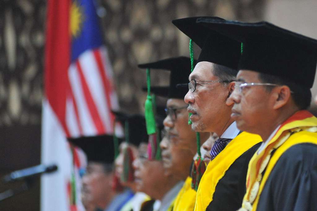 Universitas Negeri Padang menganuegerahkan gelar kehormatan kepada mantan Wakil Perdana Menteri Malaysia Anwar Ibrahim.
