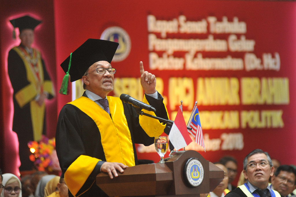 Anwar Ibrahim dianugerahi gelar Dr. Honoris Causa dalam bidang pendidikan politik oleh kampus tersebut dalam rangka menghargai ketokohannya sekaligus meningkatkan hubungan antara Malaysia dan Sumatera Barat khususnya dalam bidang pendidikan.