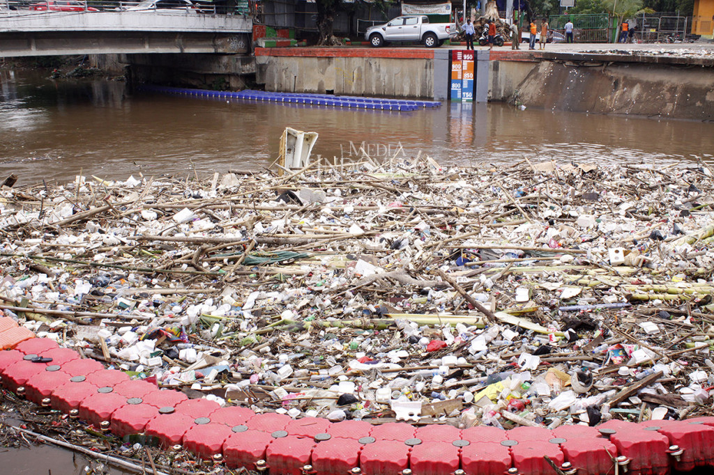 Sampah yang menumpuk tersebut berasal dari kiriman hujan yang cukup deras di
sekitar Bogor dan Depok.