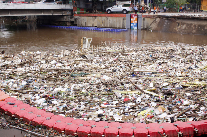 Sampah yang menumpuk tersebut berasal dari kiriman hujan yang cukup deras di
sekitar Bogor dan Depok.