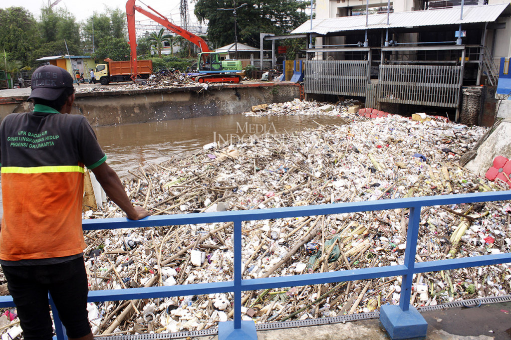 Sementara itu, tinggi air di Pintu Air Manggarai saat ini mencapai 670 cm. Pantauan UPK Badan Air Kecamatan Menteng Dinas Lingkungan Hidup Jakarta, Prasetyo Suyatno, mengatakan, sampah menumpuk sejak subuh tadi.
