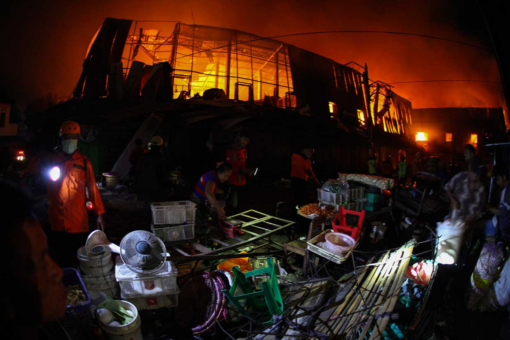 Kebakaran Pasar Legi terjadi sekitar pukul 16.30 WIB. Api menghanguskan ratusan los dan kios di lantai dua pasar itu. 