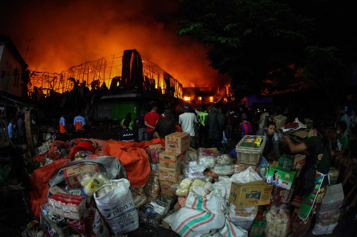 Polres Kota Surakarta mengerahkan pasukannya untuk mengamankan lokasi kebakaran Pasar Legi untuk menghindari hal-hal yang tidak diinginkan.