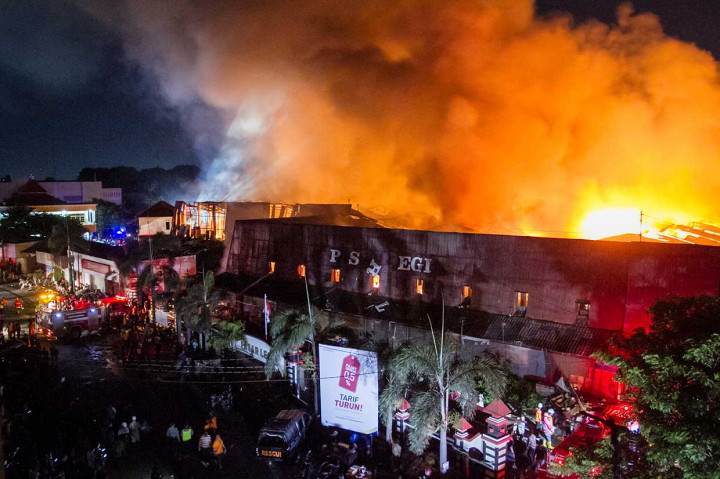 Menurut salah seorang warga, api mulai muncul di salah satu kios di lantai dua. Kebakaran diduga disebabkan hubungan pendek arus listrik.