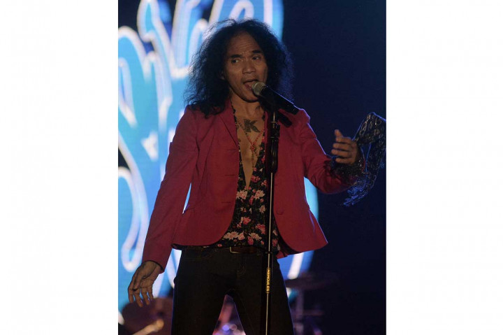 Vokalis kelompok musik Slank Kaka menghibur penggemarnya saat tampil dalam Konser Menghadap Laut di Pantai Pandawa, Badung.