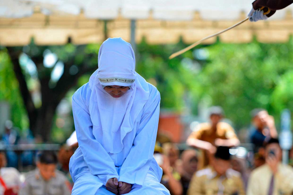Seorang terpidana pelanggar peraturan daerah (qanun) tentang Syariat Islam mendapat hukuman cambuk di Banda Aceh, Aceh, Senin, 29 Oktober 2018.