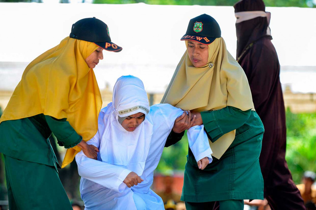 Lima pelanggar syariat islam di Provinsi Aceh mendapat hukuman cambuk, tiga di antaranya terbukti bersalah karena maisir atau judi dan dua lainnya  berbuat ikhtilat atau mesum.