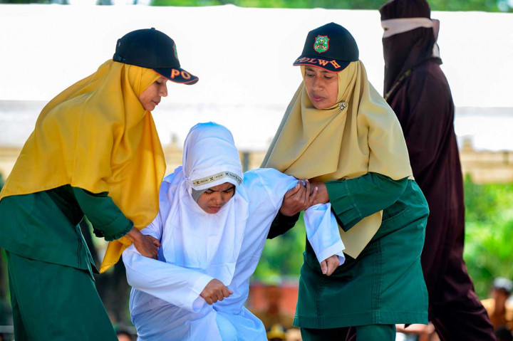 Lima pelanggar syariat islam di Provinsi Aceh mendapat hukuman cambuk, tiga di antaranya terbukti bersalah karena maisir atau judi dan dua lainnya  berbuat ikhtilat atau mesum.
