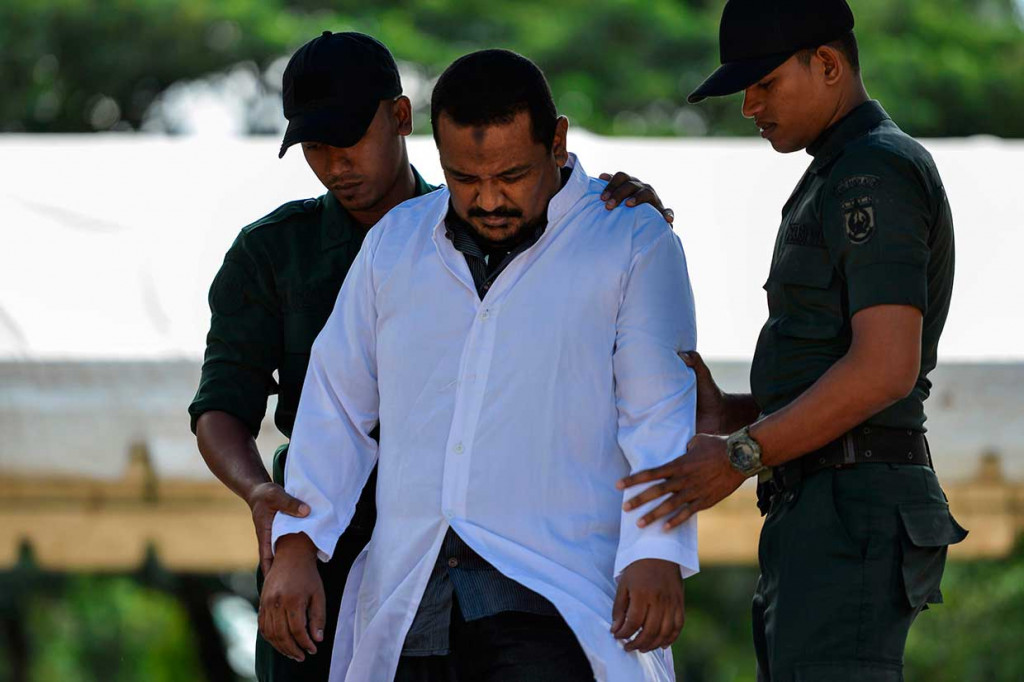 Mereka yang dihukum cambuk yakni Nurfadilla binti Basyirun (21), warga Aceh Besar dan M Firmansyah Putra bin Ibrahim, (34), warga Banda Aceh. Kemudian, Agus Guntoro bin Tuji (26), warga Rokun Hilir, Riau, Suriadi bin Rusli (30), warga Binjai, Sumatera Utara, dan Muji Hartono (43), warga Langkat, Sumatera Utara.