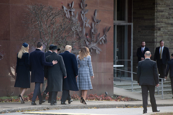 Presiden AS Donald Trump bersama Melania Trump mengunjungi lokasi penembakan sinagoge di Pittsburgh, Amerika Serikat. Afp Photo/Saul Loeb