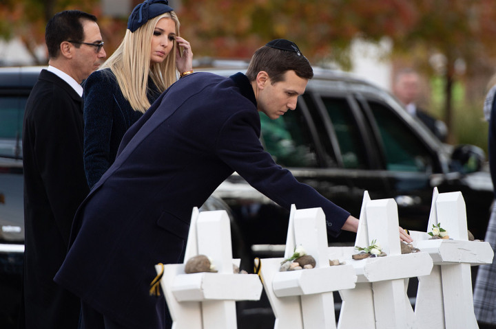 Tampak juga menemani adalah Dubes Israel untuk AS Ron Dermer, kemudian anak Trump, Ivanka, beserta suaminya. Afp Photo/Saul Loeb