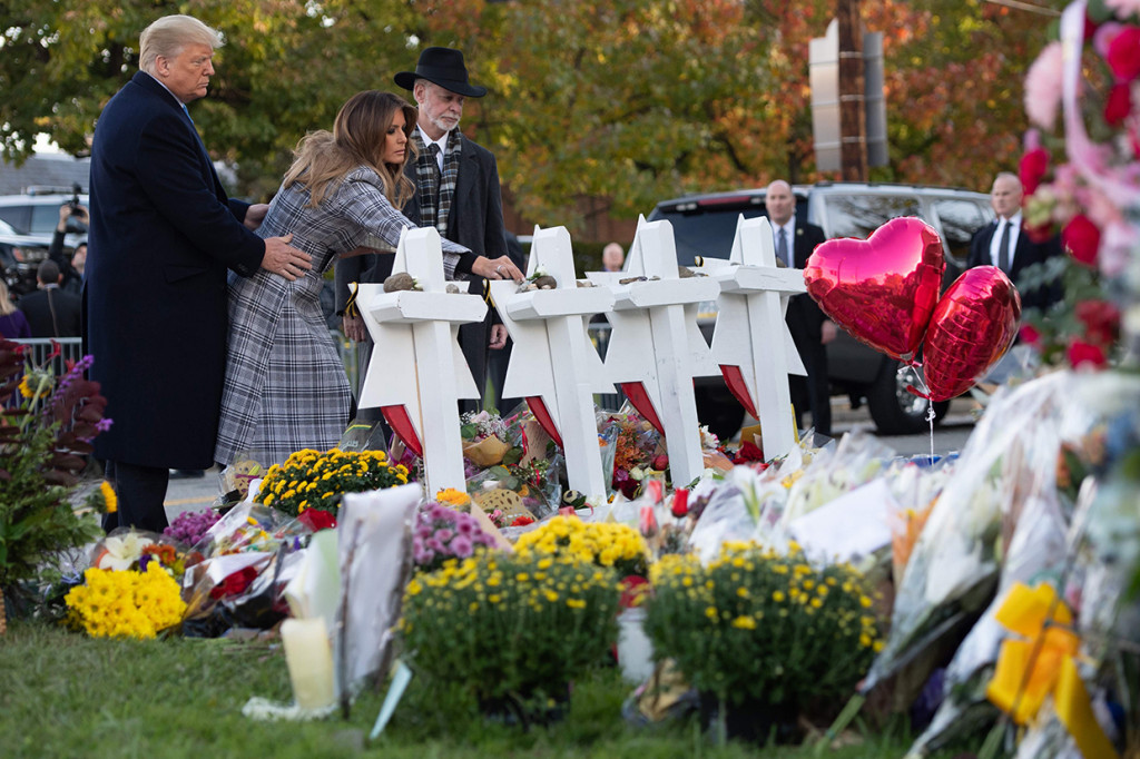 Presiden Donald Trump dan ibu negara Melania Trump meletakkan karangan bunga di sebuah memorial bagi korban penembakan sinagoge Tree of Life di Pittsburgh. Afp Photo/Saul Loeb
