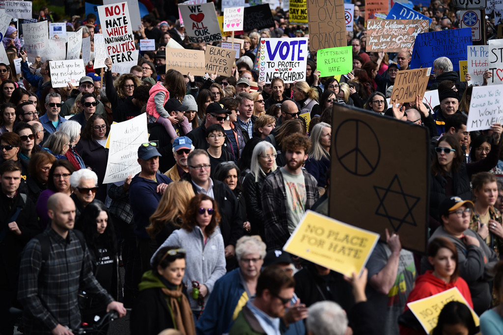 Kedatangan Trump dan ibu negara disambut para demonstran yang turun ke jalan-jalan di Pittsburgh. Afp Photo/Brendan Smialowski 